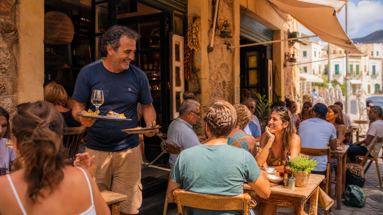Bar lleno de clientes en Fuerteventura